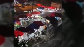 VIDEO 18 persoane și-au pierdut viața din cauza inundațiilor din Indonezia! Zeci de oameni au fost dați dispăruți